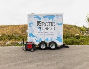 Génératrice Honda rouge branchée à une remorque réfrigérée Arctic Cargo