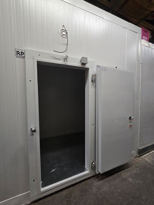Porte de chambre froide neuve, ouverte, avec charnières et poignée en acier inoxydable