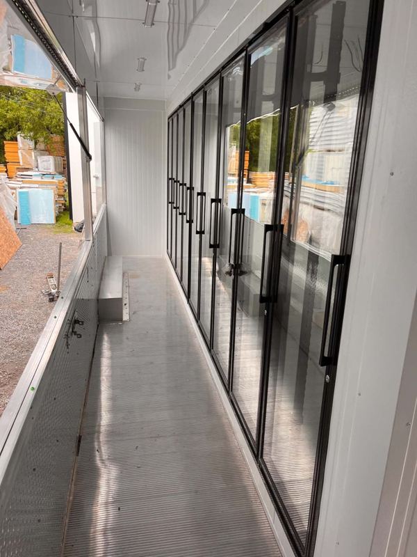 Portes vitrées réfrigérées installées le long du comptoir d’une remorque
